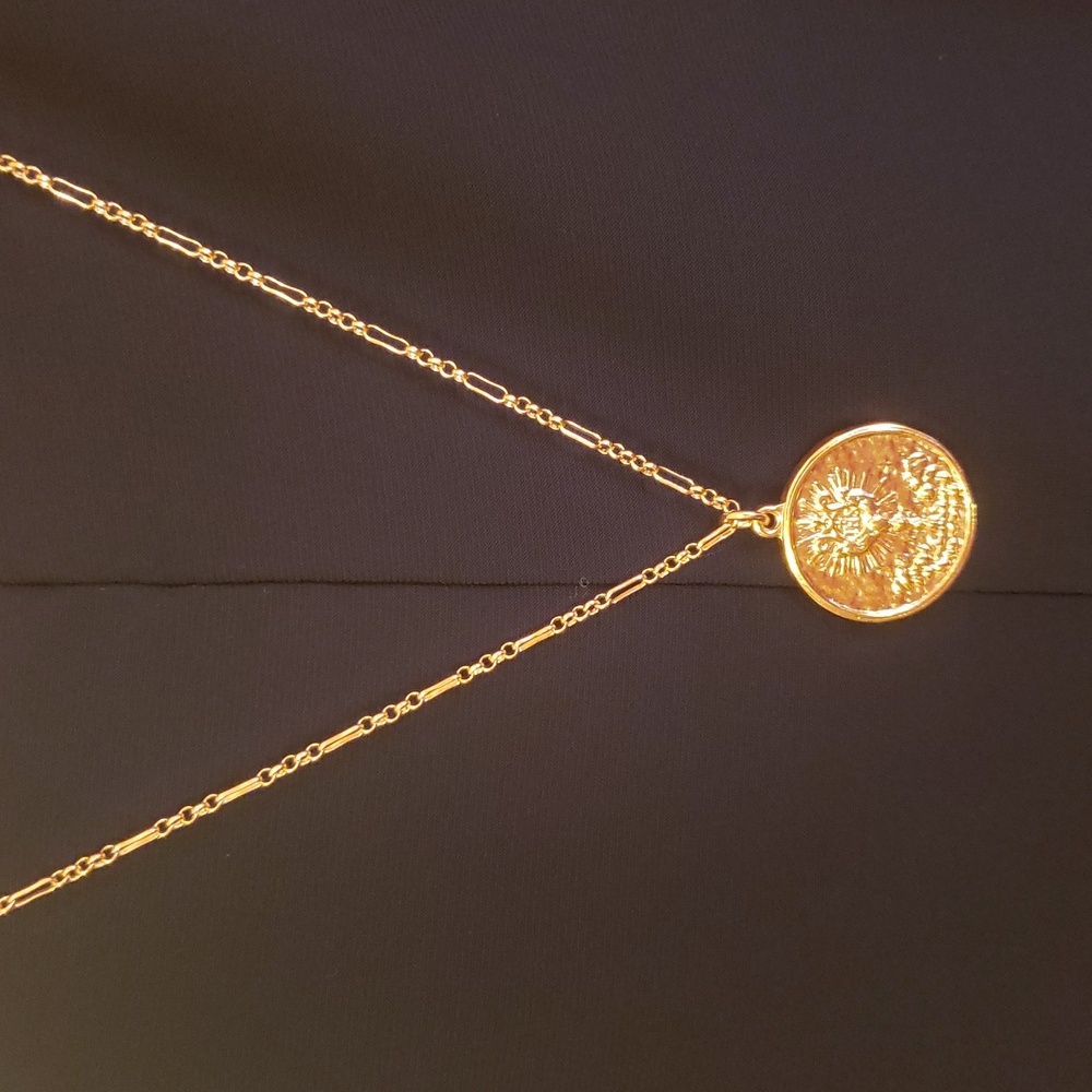 Gold Medallion Pendant Necklace - Elegant Layered Chain - Picture 4 of 5